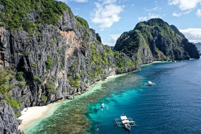 Senior Digital Nomad island hopping in Thailand